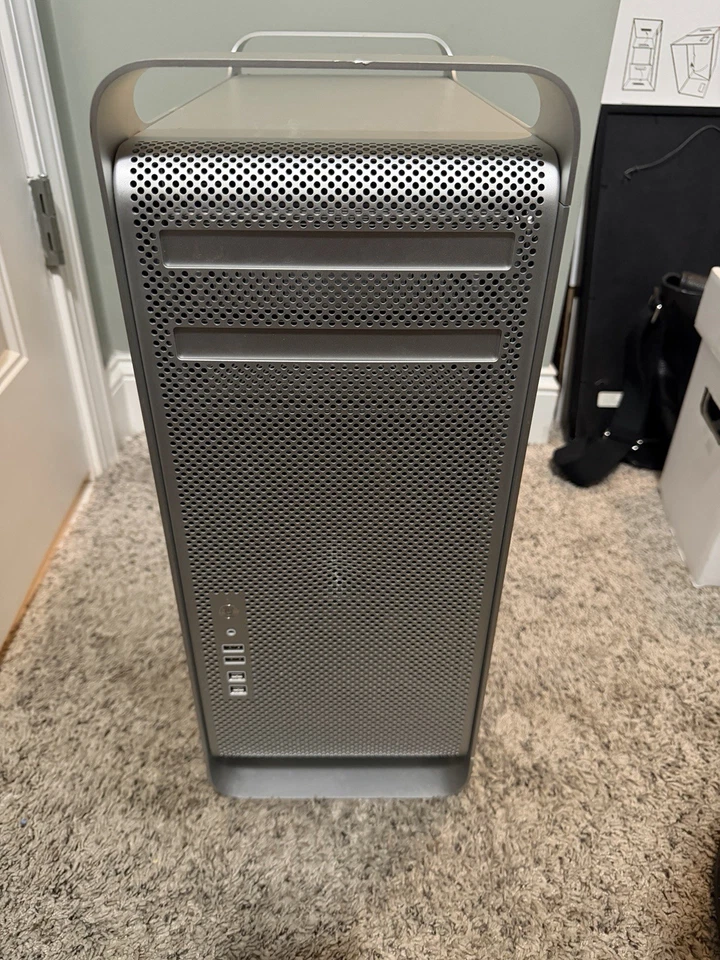 Apple Mac Pro 2012 2,4 GHz 6 núcleos Xeon 12 GB RAM 5 TB almacenamiento ATI Radeon HD 5770 Foto 1 de 4