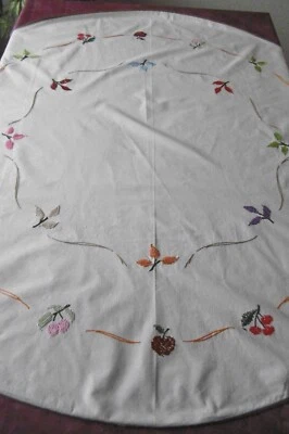 Tres jolie petite nappe ovale BRODéE MAIN - Photo 1/4
