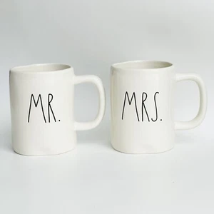 Neu ohne Etikett Rae Dunn MR. & MRS. Hochzeitstag Braut Hochzeit Flitterwochen Kaffeebecher Set - Bild 1 von 10