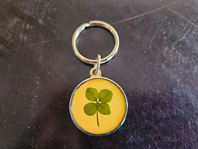 Geniune Cuatro Hojas Trébol Buena Suerte Dije Etiqueta Llavero -NUEVO Foto 1 de 2