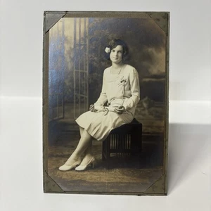 Foto encontrada de colección mujer bonita en blanco estudio sentado Woodall K.C.K. - Imagen 1 de 4