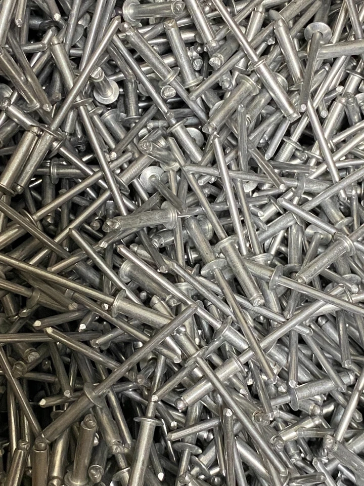 Rebite cego, cabeça abobadada, 1/8 de diâmetro, 0,39 pol L, corpo de alumínio PACOTE 100 - Imagem 1 de 1