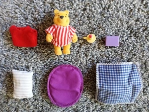 Vintage 1998 Mattel 2 Zoll groß beflockt Winnie the Pooh Figur Spielzeug mit Schlummer Zubehör - Bild 1 von 7