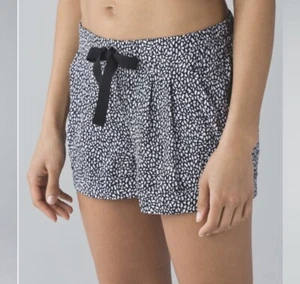 Lululemon Spring Break Away corto Miss Mosaico nero taglia 4 - Foto 1 di 4