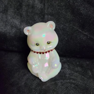 Estatuilla de oso iridiscente Fenton con cuello rojo con joyas - Imagen 1 de 9