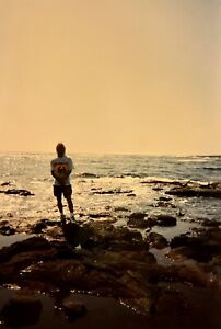 Hawaï années 1980 Oahu HI photographie couleur photo plage rochers vagues jeune homme