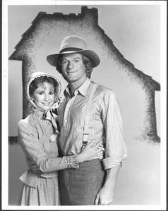 Foto promocional original de NBC TV de Little House de Melissa Gilbert Dean Butler - Imagen 1 de 2
