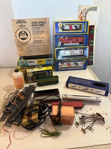 Vintage großes Lot Set AHM HO Modelleisenbahnen Kelloggs Autos Schienen etc Zubehör - Bild 1 von 17
