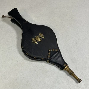 Fuelle de chimenea vintage con boquilla de latón y cresta decorativa de cuero y madera - Imagen 1 de 17