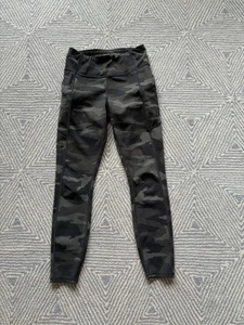 Athleta Camo Contender Leggings - grün Camoflauge - Small - Bild 1 von 8