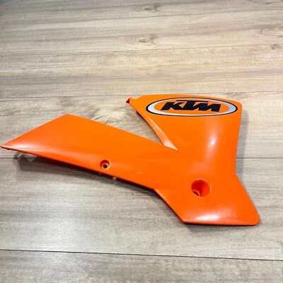 Cubierta radiador derecha KTM OEM NUEVA / 50308151000 / 03-04 SX EXC MXC 125-525 Foto 1 de 4
