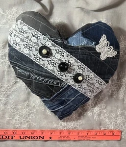 Reciclado DENIM HEART Acento Tiro ALMOHADA Hecho a Mano 13 Pulgadas Encaje Decoración Hogar Sofá - Imagen 1 de 3
