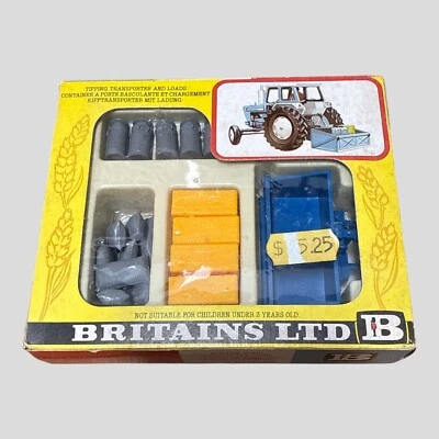 Juego de granja vintage Gran Bretaña 1:32 - Remolque transportador basculante con cargas en caja Foto 1 de 4