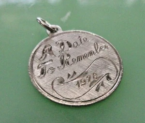A DATE TO REMEMBER 1978 CHARM VINTAGE STERLING CHARM FÜR BETTELARMBÄNDER - Bild 1 von 4