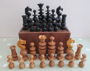VINTAGE / ANTIQUE TURNED WOODEN CHESS SET COMPLETE IN A WOODEN BOX KING 67mm - Picture 1 of 10