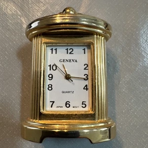 Reloj de Escritorio Miniatura GINEBRA Tono Dorado Pequeño Cuarzo, Esfera Blanca, Japón 2.25" Alto - Imagen 1 de 4