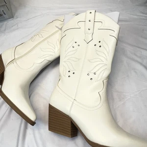 Women's Studded Western Cowboy Boots w Memory Foam Insole - Universal Thread 7.5 - Picture 1 of 10