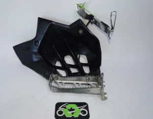 2020 09-23 YAMAHA YFZ450R RIGHT FOOTREST FOOTPEG FOOT REST PEG GUARD 147396 OEM - Picture 1 of 8