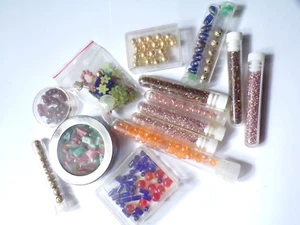 GROS LOT DE PERLES FANTAISIES LOISIR CREATIF POUR BIJOUX COLLIERS BAGUES BO TBE - Picture 1 of 2