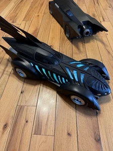 Batimóvil McFarlane Toys DC Multiverse (Batman Forever) Brilla en la Oscuridad Vehículo - Imagen 1 de 4