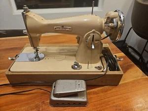 Vintage 40er 50er Universal DeLuxe Präzisions Nähmaschine Gold Scrollwork mit Pedal - Bild 1 von 7