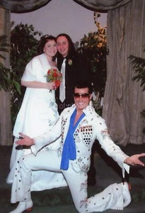 FOTOGRAFÍA ENCONTRADA a color ELVIS WEDDING instantánea NOVIA NOVIO VINTAGE 48 47 ZZ - Imagen 1 de 1