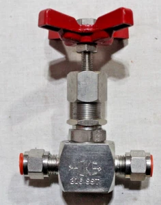 HOKE GLOBE VALVE 1/4in. END COMPRESSION FITTINGS # 2215G4Y - Picture 1 of 4