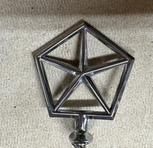 De colección nuevo OEM Dodge Chrysler Plymouth MOPAR Pentastar capó adorno esquivar - Imagen 1 de 3