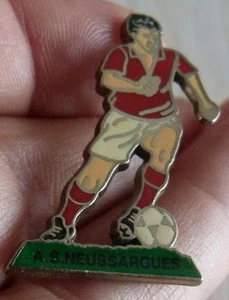 PIN'S SPORT FOOTBALL CLUB AS NEUSSARGUES VILLE CANTAL FOOT BERRAUDY VAURE - Bild 1 von 1