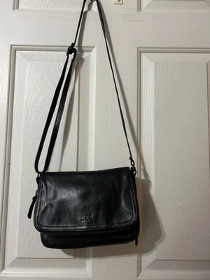 Bolso Bandolera Margot Of NY con Solapa Negro Cuero Suave Suave Deslizable Bolsillo Forrado Exterior Foto 1 de 4