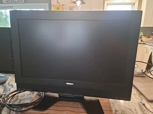 Toshiba 23HLV87 23" LCD Color Gaming HDTV Built-in DVD Player Combo 23" - Picture 1 of 3