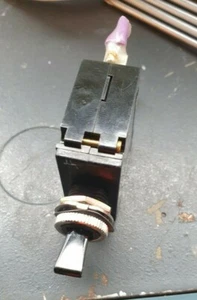 IDEC NRLT1100 CIRCUIT BREAKER (IN7S2) - Imagen 1 de 2