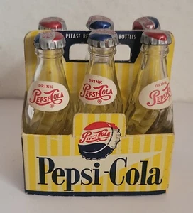 VINTAGE MINIATUR PEPSI COLA FLASCHEN MIT VERSCHLÜSSEN IM PAPIERKARTON GLAS 60er JAHRE - Bild 1 von 7