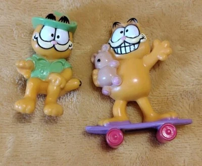 2 figuras de PVC de gato Garfield Pooky Bear en monopatín y duende 1981 UFS Foto 1 de 4