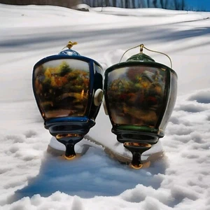 Thomas Kinkade Lampione Tradizioni Ornamento Set di 2 Bradford Blu, Verde - Foto 1 di 3