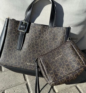 Bolso de Hombro Calvin Klein Signature Marrón CK Estampado de Monograma Cuero Marrón - Imagen 1 de 17