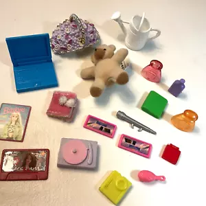Barbie Accessori Bambola Lotto 19 Pezzi Vari Giradischi Fiori Orso Libri - Foto 1 di 8