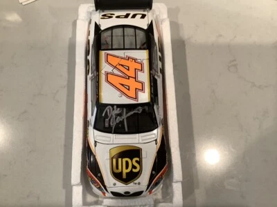 Tarjeta diecast y autografiada por Toyota Camry Ups 2007 autografiada por Dale Jarrett Foto 1 de 4