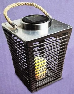 Solarbetriebene dekorative Laterne, Gestell aus Chrom aus Metall und Rattan, Seilgriff - Bild 1 von 4