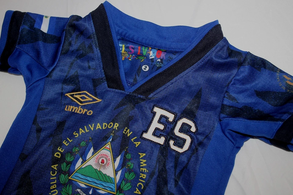 Camiseta de fútbol Umbro El Salvador para niños pequeños talla 2 azul escudo bordado fútbol ES Foto 1 de 4