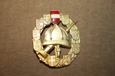 Distintivo originale d'epoca nazionale austriaca vigili del fuoco metallo in oro con spilla posteriore - Immagine 1 di 2