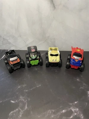 Hot Wheels Monster Jam 1:64 Juego de cuatro excavadoras de tumbas Superman El Toro Mal hábito Foto 1 de 4