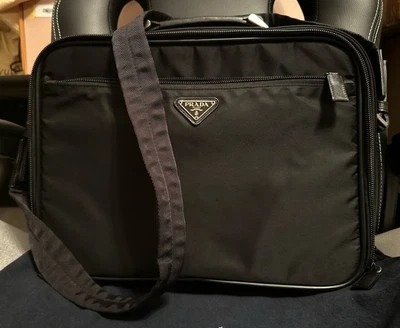Auténtico maletín para computadora portátil Prada de nailon negro bolsa de negocios bidireccional con bolsa para el polvo Foto 1 de 4