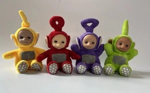 Teletubbies WildBrain 4er Set Plüschtiere - Tinky Winky, Dipsy, Laa Laa & Po - Bild 1 von 8