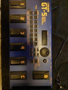Boss GT-5 Processore Multieffetto Chitarra Made in Japan Blu 7 Pulsanti LCD - Foto 1 di 8