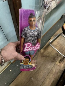 Barbie Ken Puppe Fashionistas braune Haare im Dutt grüne Augen Paisley T-Shirt & Shorts - Bild 1 von 7