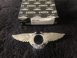 Insignia de bloqueo de bota Bentley Turbo R Azure Brookands 1990-98 con alas B UB72180 NUEVO DE LOTE ANTIGUO FABRICANTE DE EQUIPOS ORIGINALES - Imagen 1 de 5