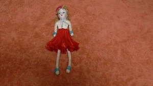 Estante de muñeca vintage cuidador pintado a mano vestido cuerda pelo raro único en su clase - Imagen 1 de 5