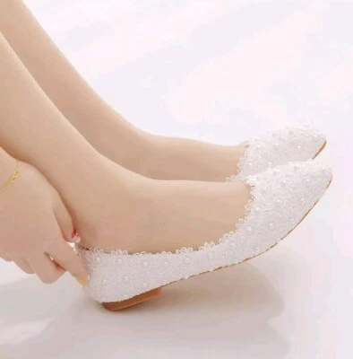 Cómodos zapatos planos de ballet nupcial de encaje blanco hechos a mano para mujer con punta cerrada Foto 1 de 4