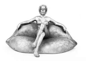 Girl on the Chair-Lips. Tin toy soldier 54mm (1/32) - Picture 1 of 5